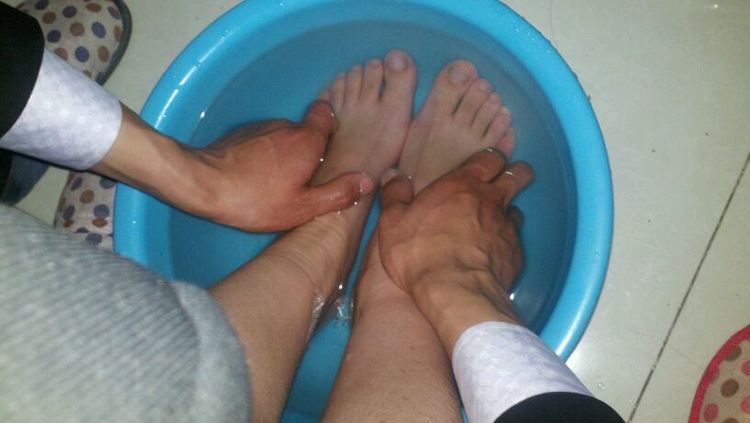 婆婆癱瘓後，老公每天往屋裡送飯，這天我替老公送了，出來後立馬報警...