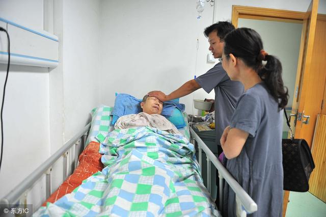 老兩口吵架把兩個兒媳氣跑了，晚上孫女聽到爺爺奶奶說話，愣了