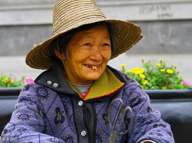 老兩口吵架把兩個兒媳氣跑了，晚上孫女聽到爺爺奶奶說話，愣了