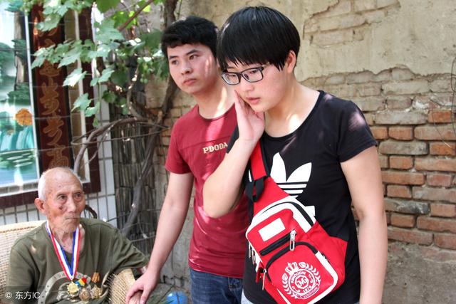 老兩口吵架把兩個兒媳氣跑了，晚上孫女聽到爺爺奶奶說話，愣了