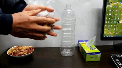 一個一個的剝「花生皮」耗時又費力，沒想到他把花生放進保特瓶之後瞬間就剝乾淨了！
