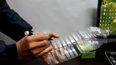一個一個的剝「花生皮」耗時又費力，沒想到他把花生放進保特瓶之後瞬間就剝乾淨了！