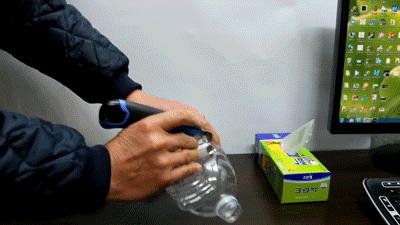 一個一個的剝「花生皮」耗時又費力，沒想到他把花生放進保特瓶之後瞬間就剝乾淨了！