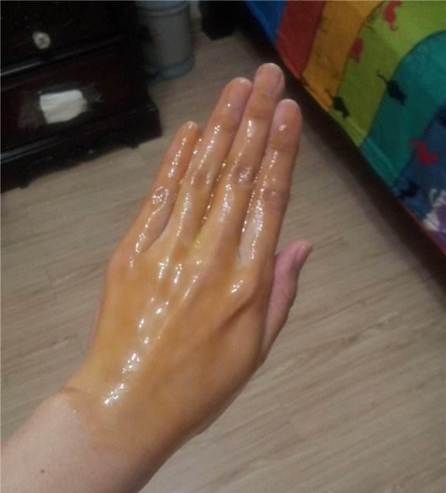 女人手曬黑不要慌，睡前去廚房抹點便宜小物，三天變回白嫩小手！