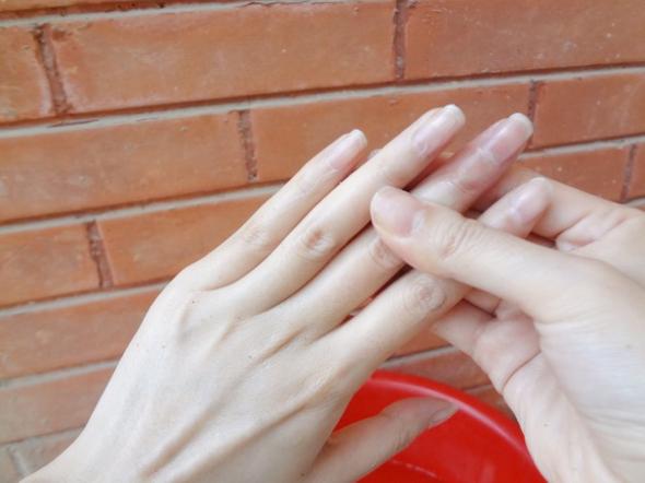 女人手曬黑不要慌，睡前去廚房抹點便宜小物，三天變回白嫩小手！