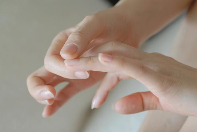 女人手曬黑不要慌，睡前去廚房抹點便宜小物，三天變回白嫩小手！