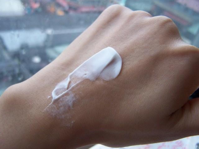 女人手曬黑不要慌，睡前去廚房抹點便宜小物，三天變回白嫩小手！