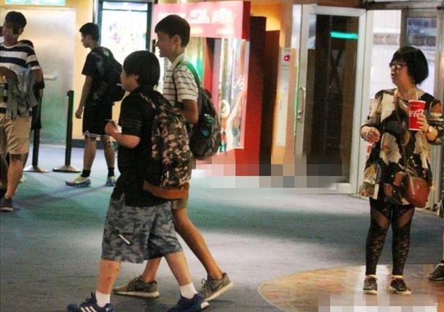14歲小小彬被爸爸當搖錢樹來還房貸養全家！如今近照曝光，手腳潰爛令人心疼！