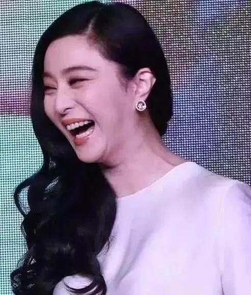 這些女星一大笑就破功，形象盡毀，只有她最美