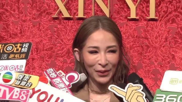還說沒有整容？蕭亞軒臉部表情僵硬，皮笑肉不笑！網民驚訝：我的媽呀～