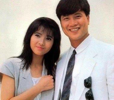 61歲萬梓良老婆曝光，整整隱藏了16年，網友：這背景厲害！