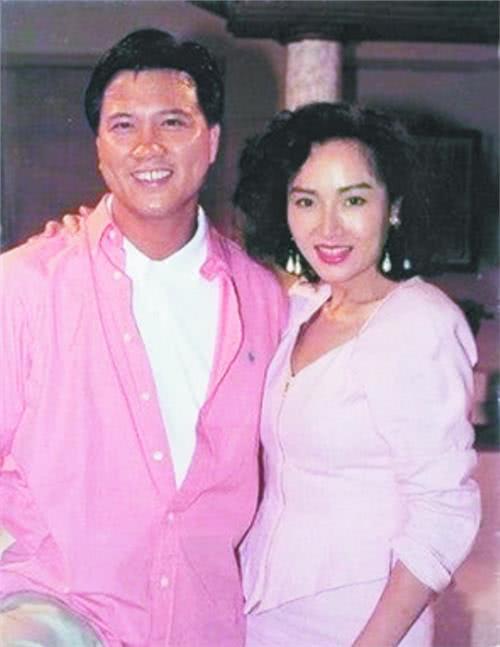 61歲萬梓良老婆曝光，整整隱藏了16年，網友：這背景厲害！