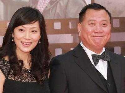 61歲萬梓良老婆曝光，整整隱藏了16年，網友：這背景厲害！