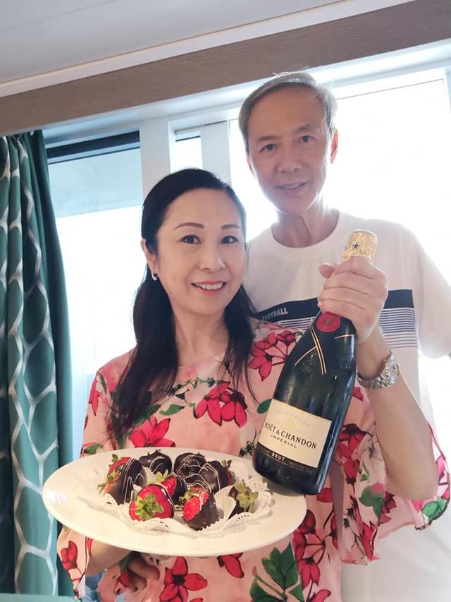 TVB一對老戲骨黃昏戀完婚後，去歐洲浪漫度蜜月！【相當的甜蜜啊】~