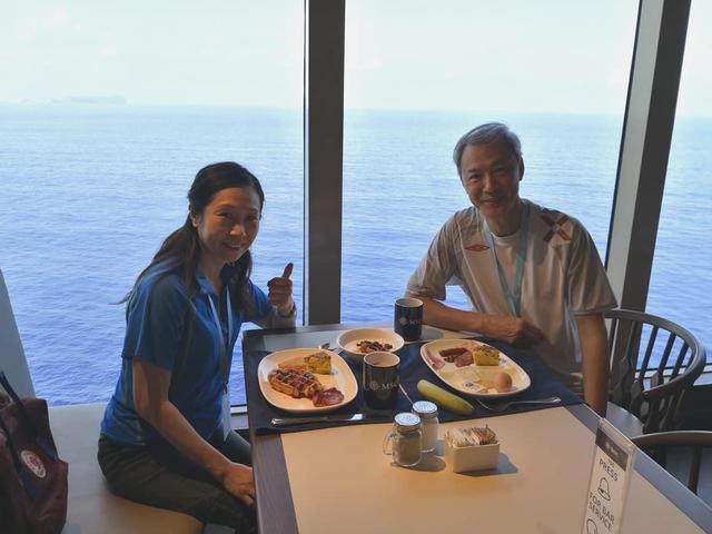 TVB一對老戲骨黃昏戀完婚後，去歐洲浪漫度蜜月！【相當的甜蜜啊】~