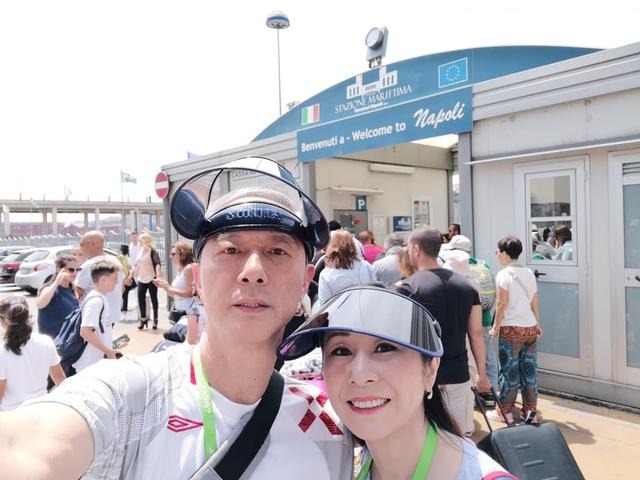 TVB一對老戲骨黃昏戀完婚後，去歐洲浪漫度蜜月！【相當的甜蜜啊】~