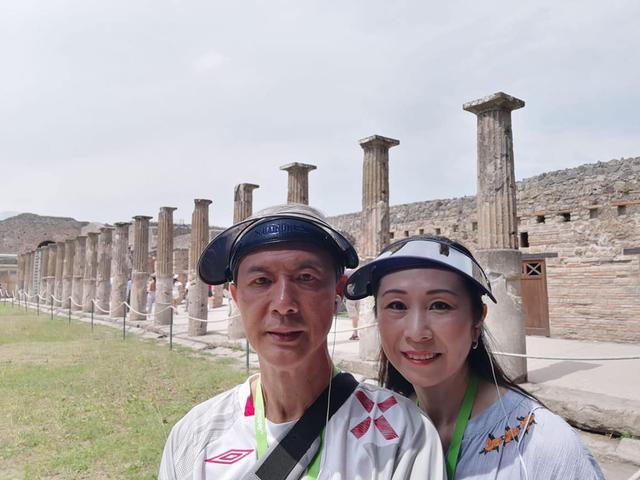 TVB一對老戲骨黃昏戀完婚後，去歐洲浪漫度蜜月！【相當的甜蜜啊】~
