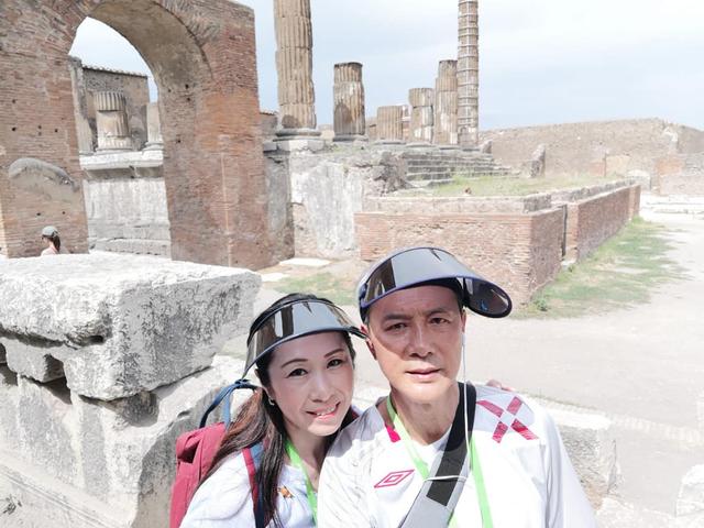 TVB一對老戲骨黃昏戀完婚後，去歐洲浪漫度蜜月！【相當的甜蜜啊】~
