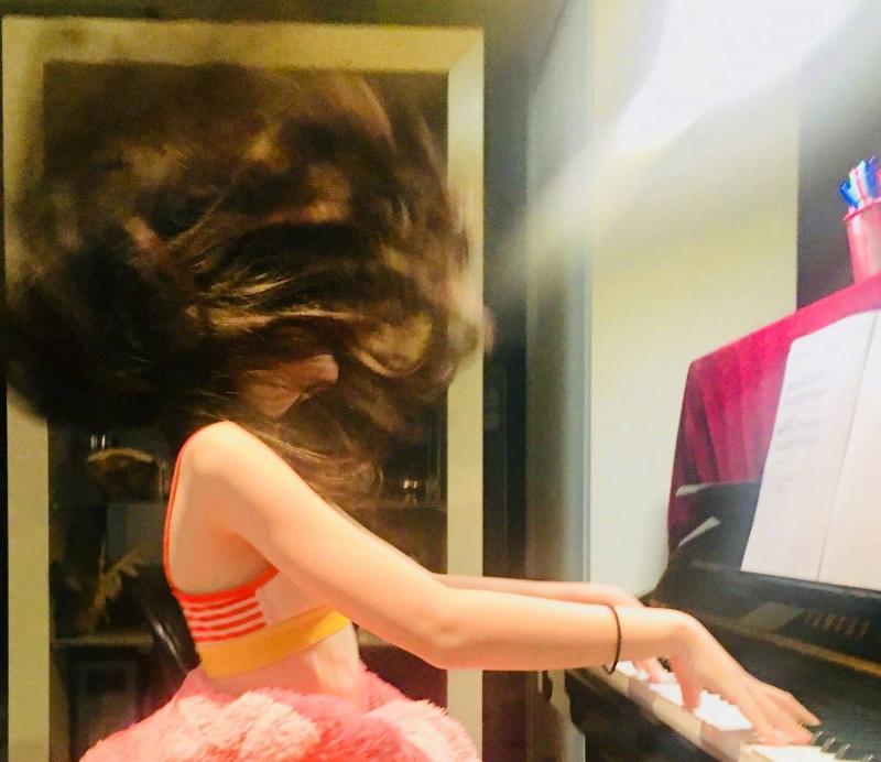 王菲女兒近照，12歲就打扮成媽媽模樣，網友：天后繼承有望了！
