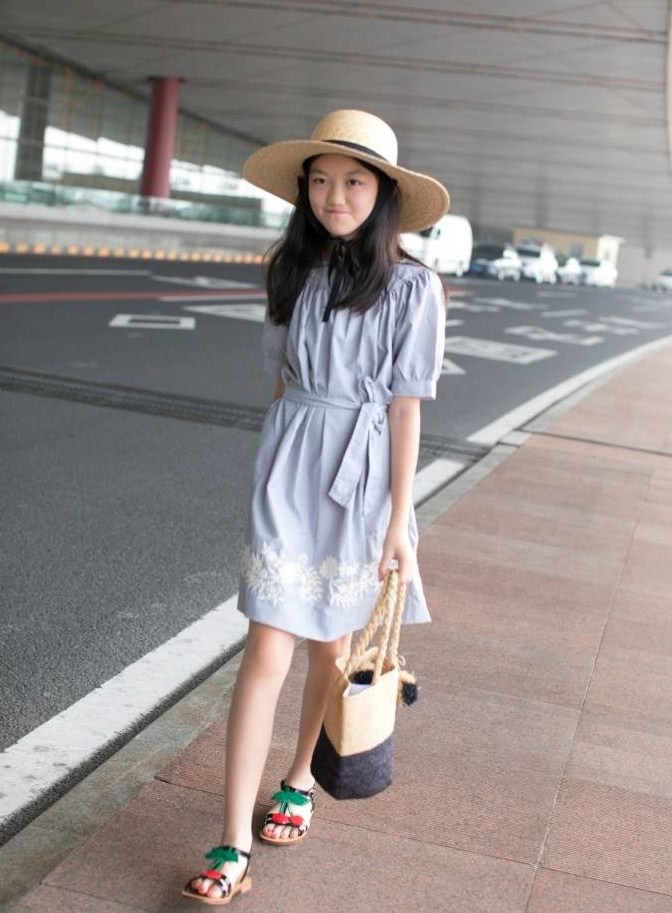 王菲女兒近照，12歲就打扮成媽媽模樣，網友：天后繼承有望了！