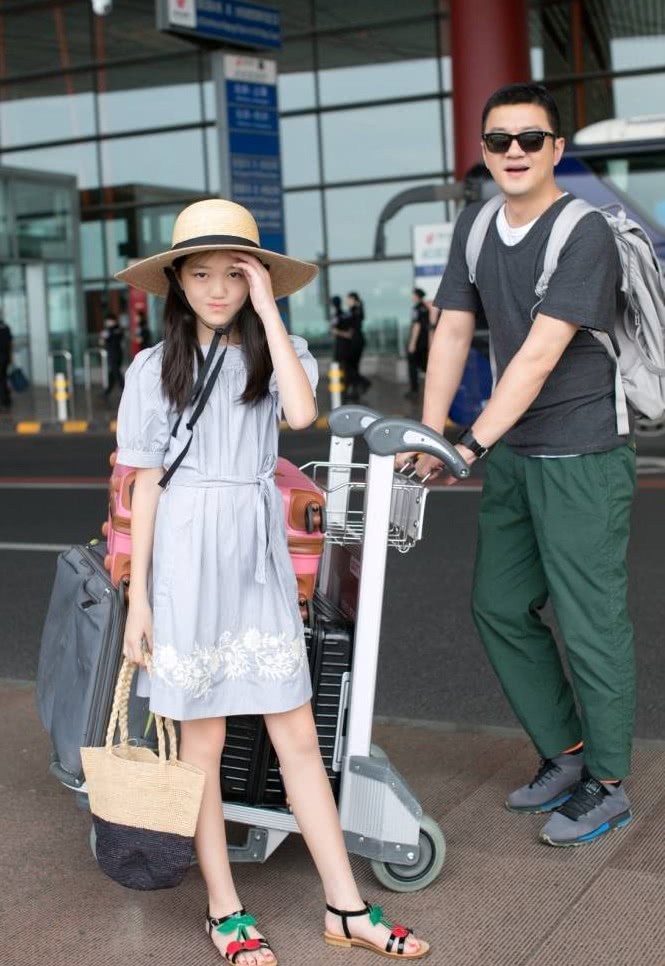 王菲女兒近照，12歲就打扮成媽媽模樣，網友：天后繼承有望了！