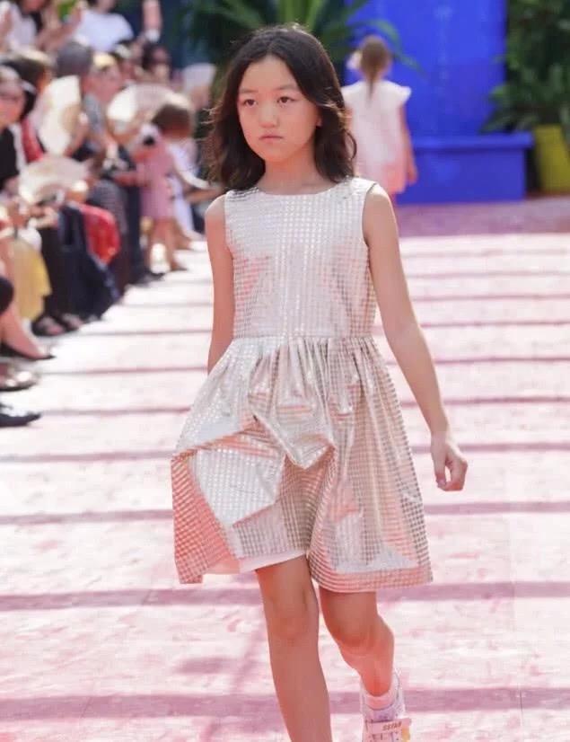 王菲女兒近照，12歲就打扮成媽媽模樣，網友：天后繼承有望了！