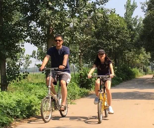 王菲女兒近照，12歲就打扮成媽媽模樣，網友：天后繼承有望了！