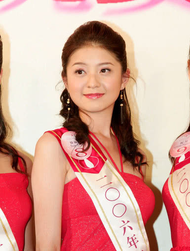她25歲嫁入豪門，地位似保姆，5年生3女成富商的生子機器