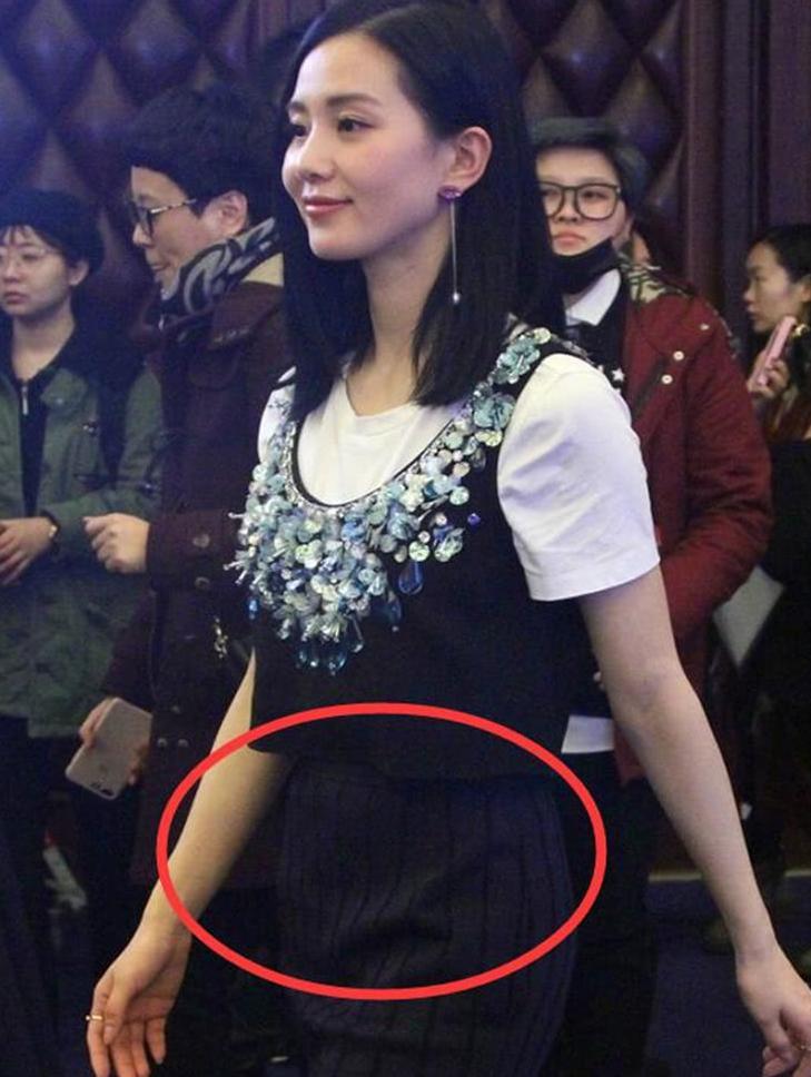 劉詩詩受邀出席活動，腰部有亮點，網友：吳奇隆也太瘋狂了！