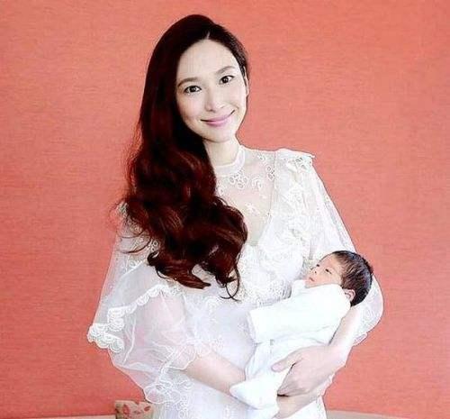 吳佩慈逛豪華超市不忘曬腿賣萌，網友：老了好多！