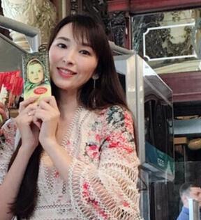 吳佩慈逛豪華超市不忘曬腿賣萌，網友：老了好多！