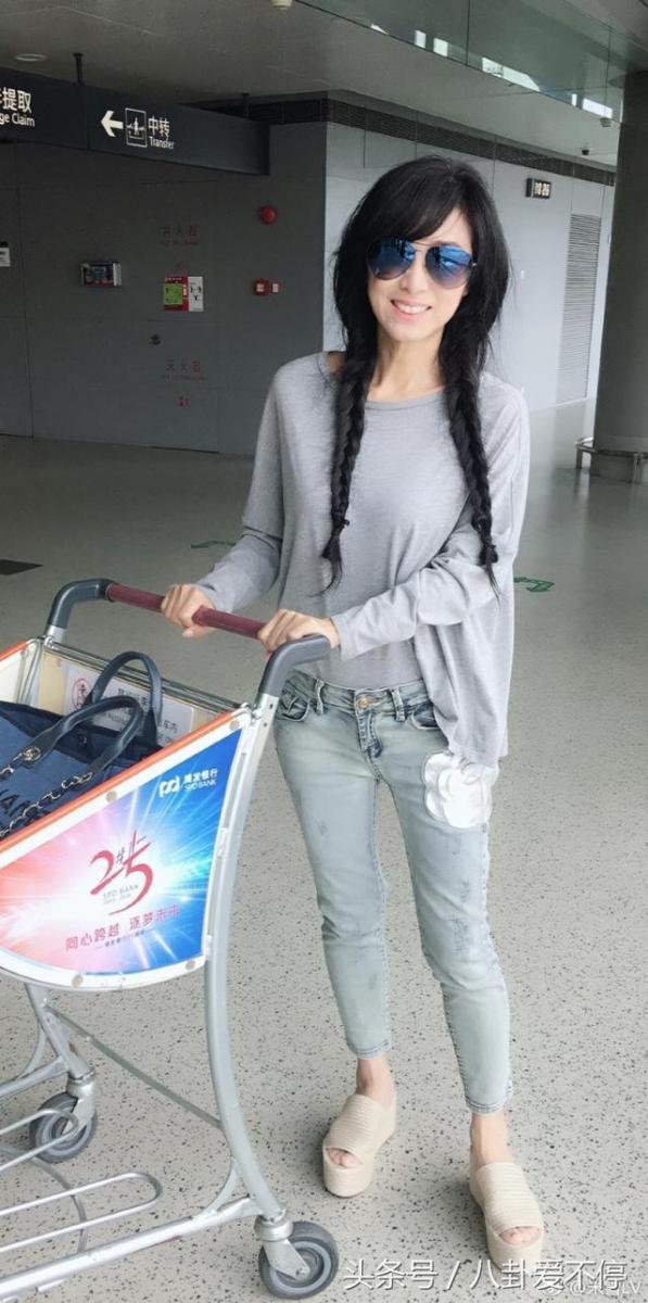 43歲的佘詩曼，年輕的像34歲！香港女星太會保養了！