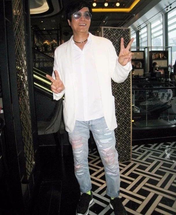 昔日亞視一哥罕見出席活動，現年57歲明顯發福脹爆！