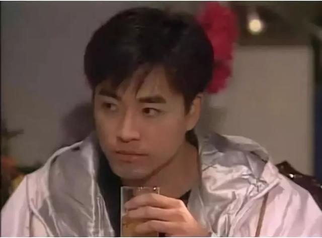 昔日亞視一哥罕見出席活動，現年57歲明顯發福脹爆！