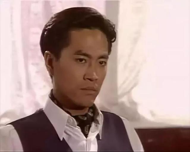 昔日亞視一哥罕見出席活動，現年57歲明顯發福脹爆！