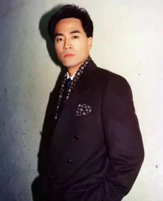 昔日亞視一哥罕見出席活動，現年57歲明顯發福脹爆！