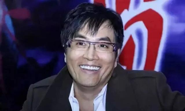 昔日亞視一哥罕見出席活動，現年57歲明顯發福脹爆！