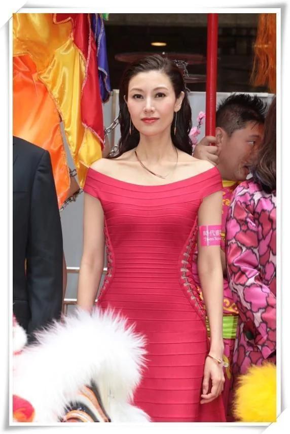 48歲李嘉欣和46歲黎姿同穿紅色連衣裙，網友：沒打針的臉就是抗老  