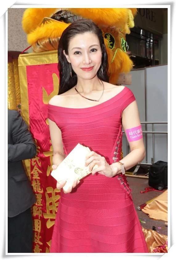 48歲李嘉欣和46歲黎姿同穿紅色連衣裙，網友：沒打針的臉就是抗老  