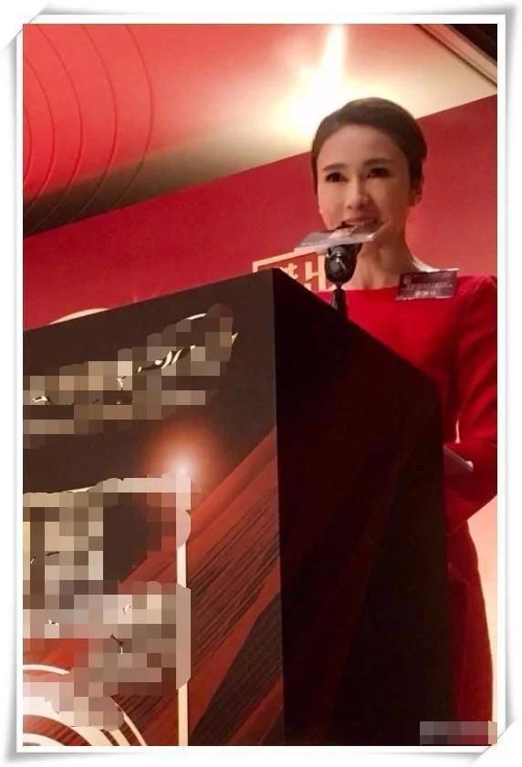 48歲李嘉欣和46歲黎姿同穿紅色連衣裙，網友：沒打針的臉就是抗老  
