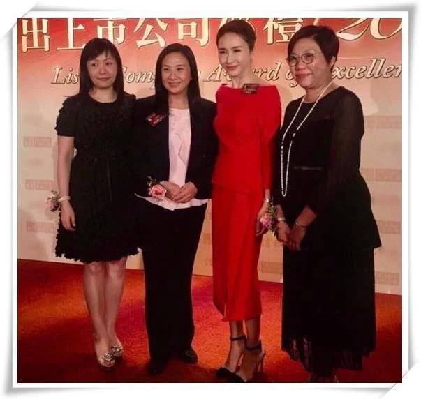 48歲李嘉欣和46歲黎姿同穿紅色連衣裙，網友：沒打針的臉就是抗老  