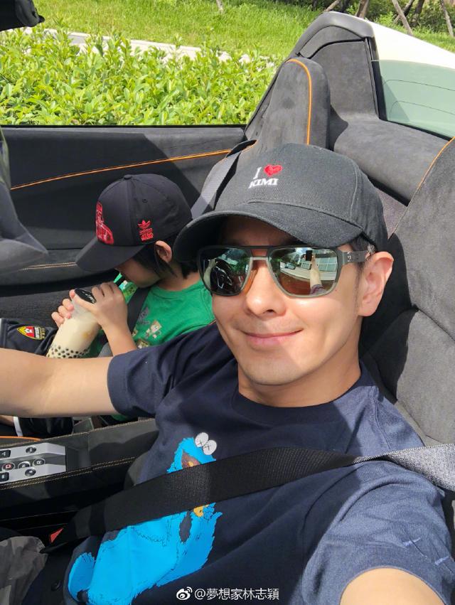 林志穎老婆素顏穿睡袍接娃放學，被kimi指責：你怎麼穿成這樣！