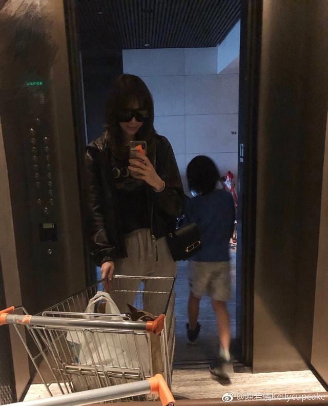 林志穎老婆素顏穿睡袍接娃放學，被kimi指責：你怎麼穿成這樣！