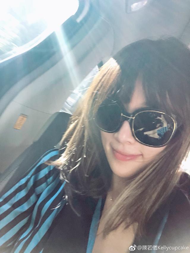 林志穎老婆素顏穿睡袍接娃放學，被kimi指責：你怎麼穿成這樣！