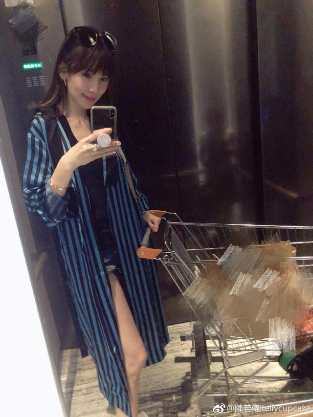林志穎老婆素顏穿睡袍接娃放學，被kimi指責：你怎麼穿成這樣！