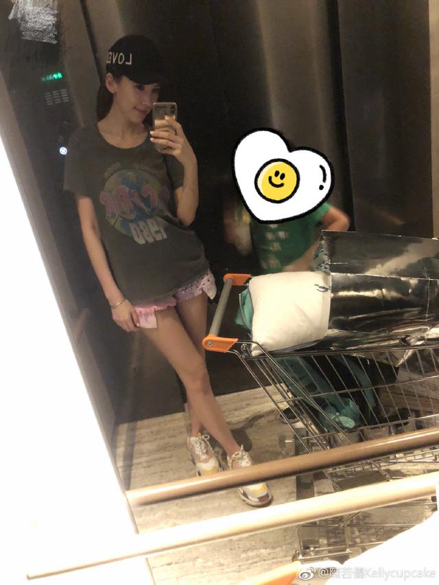 林志穎老婆素顏穿睡袍接娃放學，被kimi指責：你怎麼穿成這樣！