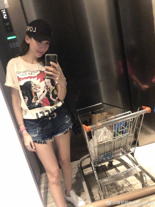 林志穎老婆素顏穿睡袍接娃放學，被kimi指責：你怎麼穿成這樣！