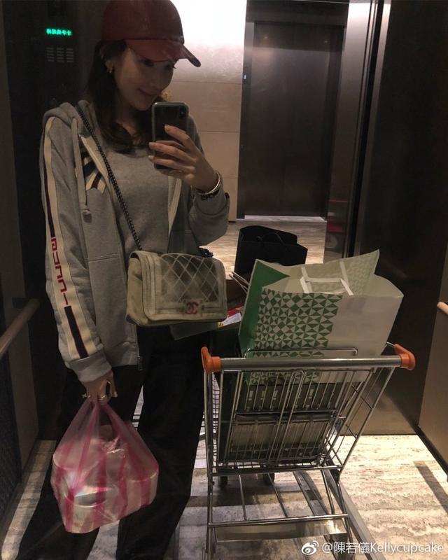 林志穎老婆素顏穿睡袍接娃放學，被kimi指責：你怎麼穿成這樣！