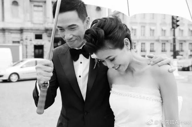 不舍老婆帶娃回加拿大，陳豪機場狂吻陳茵薇！