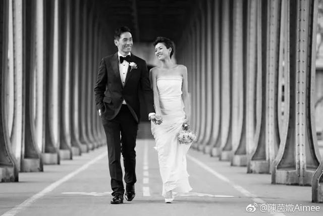 不舍老婆帶娃回加拿大，陳豪機場狂吻陳茵薇！